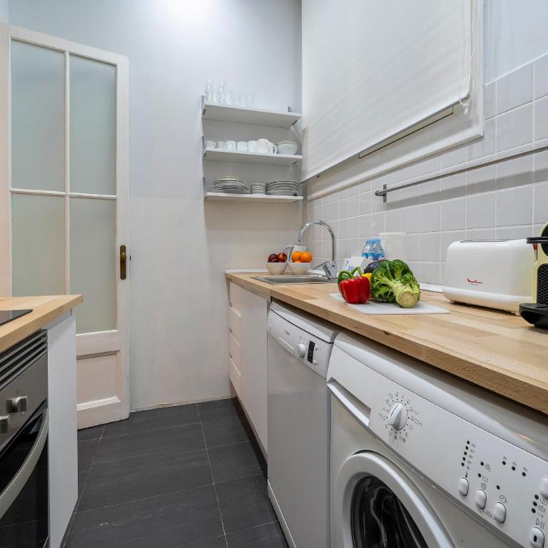 Habitat Apartments Bailén - Deluxe Four-Bedroom Apartment - 11