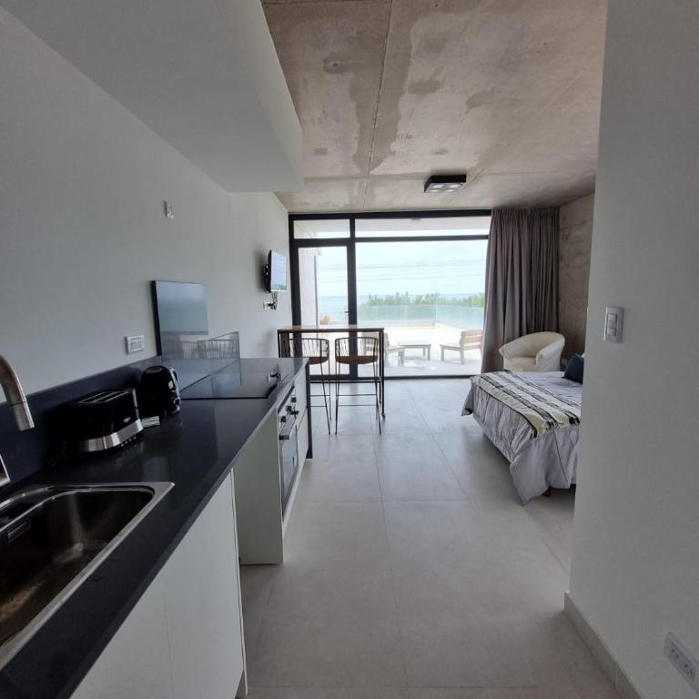 Alquiler De Departamento Monoambiente Con Terraza, Frente Al Mar En La Costa Quequén, Con Pileta, Solarium y Sum Con Parrilla - Apartamento de 1 dormitorio - 11