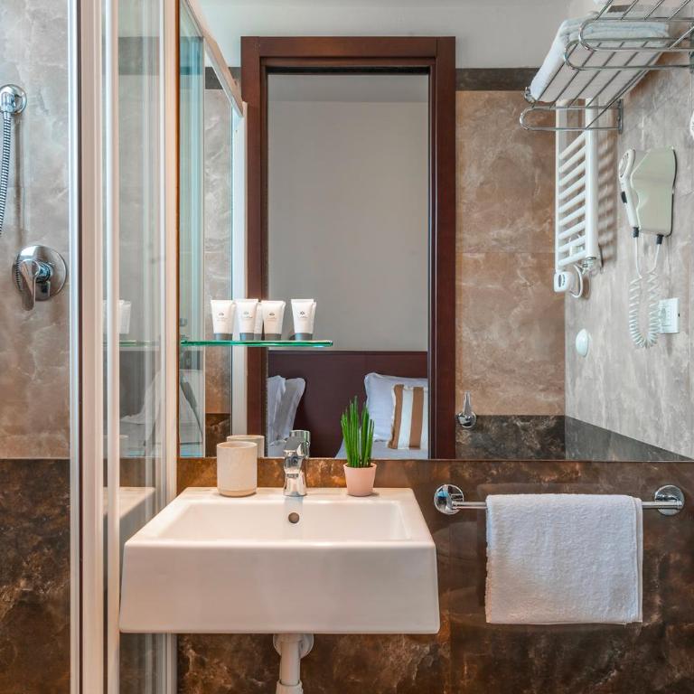 Hotel Carmen - Double or Twin Room with Balcony - 2