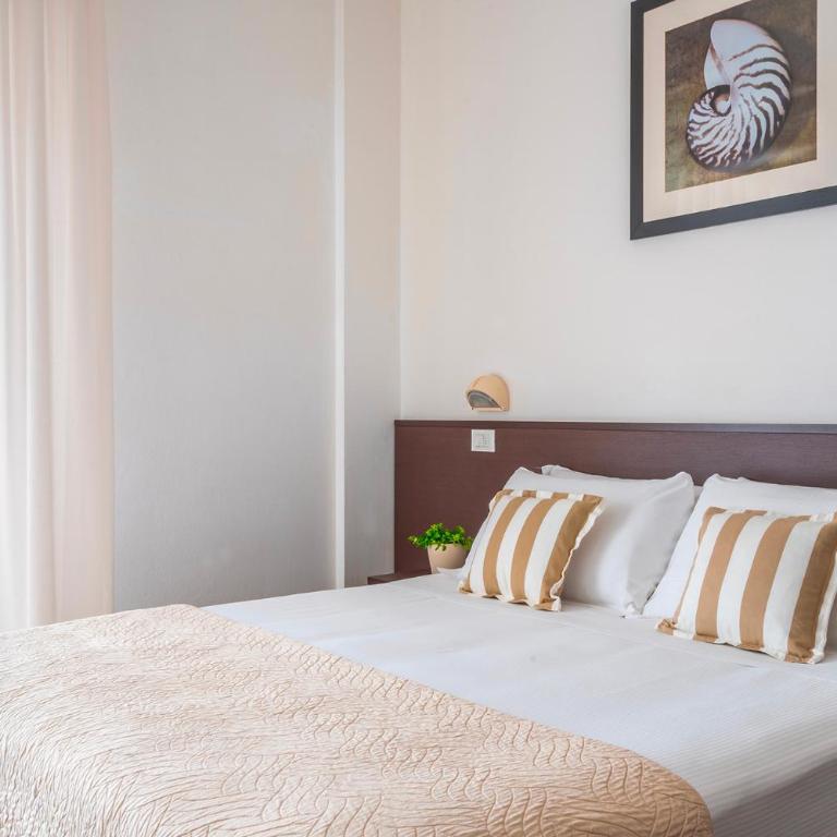 Hotel Carmen - Double or Twin Room with Balcony - 3