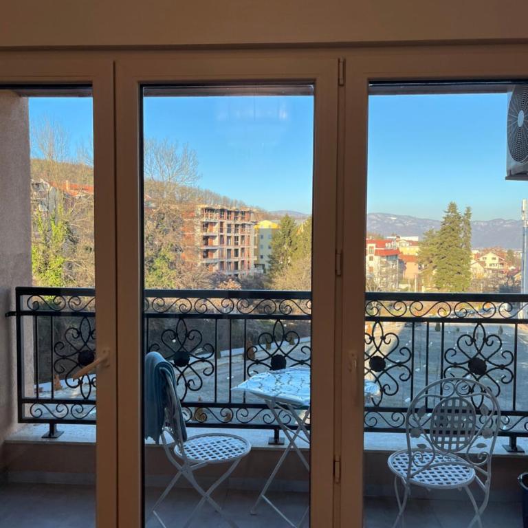 Eden Apartman Vrnjačka Banja - Apartman sa 1 Spavaćom Sobom, Balkonom i Pogledom na Grad - 7