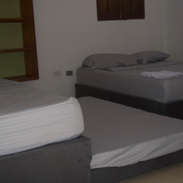 Hostal Barrio Abajo - Habitación Cuádruple con baño privado - 3