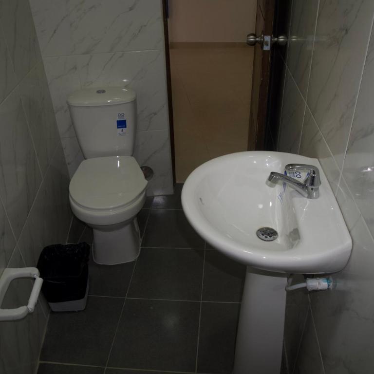 Hostal Barrio Abajo - Habitación Familiar con baño privado - 3