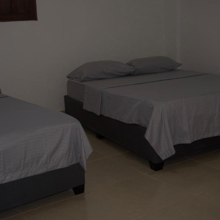 Hostal Barrio Abajo - Habitación Cuádruple con baño privado - 11