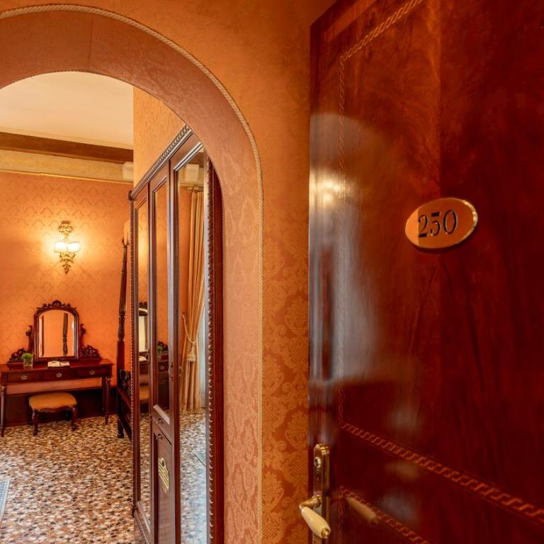 Hotel Al Ponte Dei Sospiri - Junior Suite con Vista Canale - 12