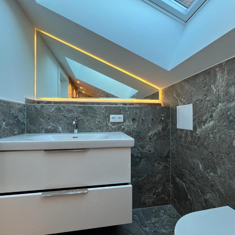 AlpSuites Oberstdorf - Suite mit Kingsize-Bett und Balkon - 13
