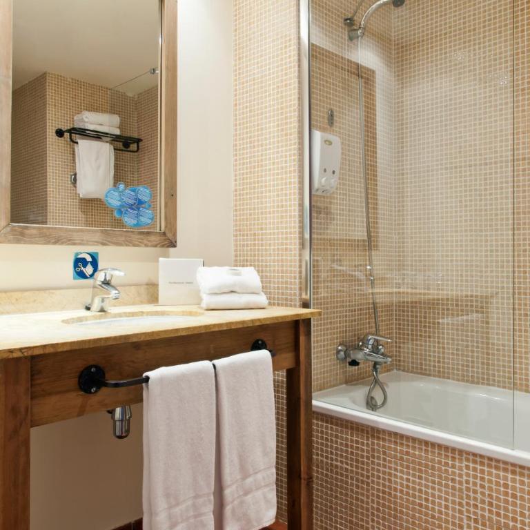 PortAventura Hotel Roulette - Includes unlimited access to PortAventura Park & 1 access to Ferrari Land - Habitación Cuádruple con acceso a PortAventura Park (2 adultos + 2 niños) + 1 acceso a Ferrari Land - 8