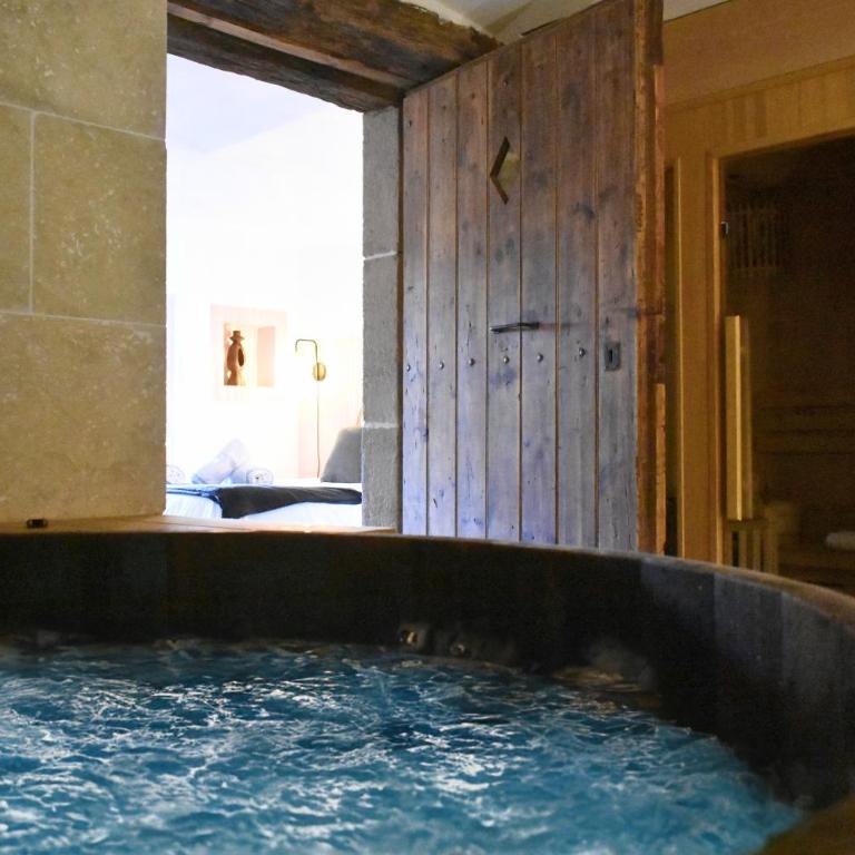 Hébergement insolite avec jacuzzi privatif Millau - Appartement Deluxe - 23