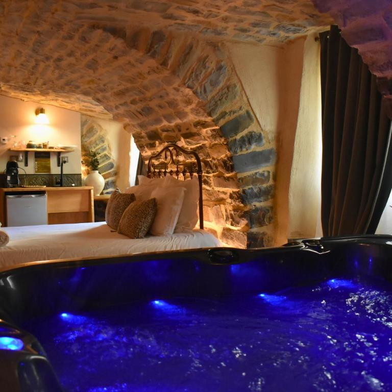 Hébergement insolite avec jacuzzi privatif Millau - Appartement Supérieur - 1