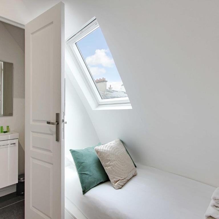 Bedroom 1 - Place Victor Hugo Trocadero - BAIL MOBILITE - Apartment - 1