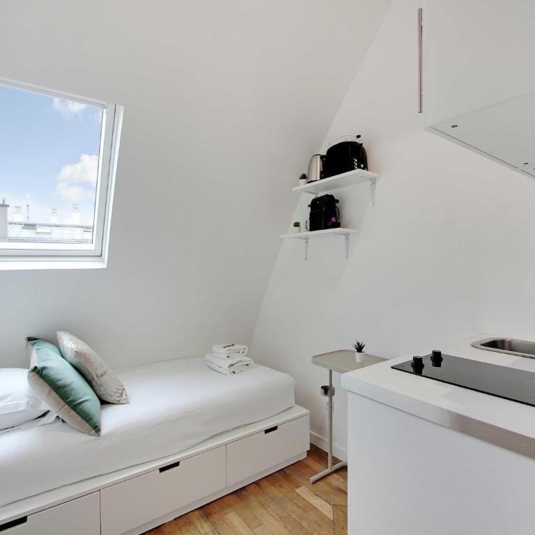 Bedroom 1 - Place Victor Hugo Trocadero - BAIL MOBILITE - Apartment - 5