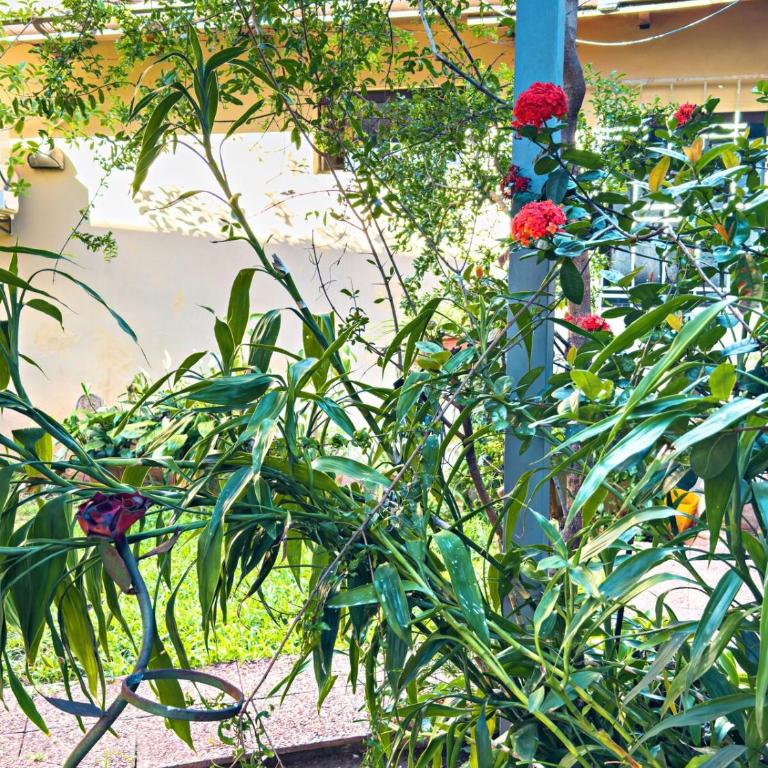 Casa estilo americano cerca del Shopping Mariscal con 2 garajes y WiFi - Two-Bedroom Townhouse - 35