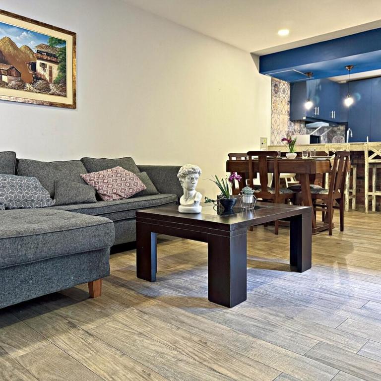 Casa estilo americano cerca del Shopping Mariscal con 2 garajes y WiFi - Two-Bedroom Townhouse - 20