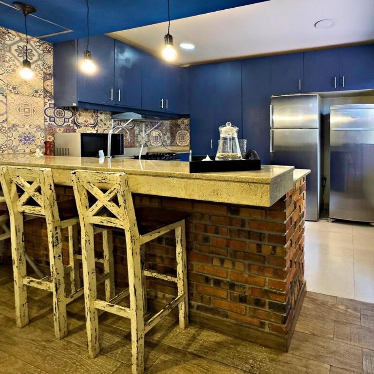 Casa estilo americano cerca del Shopping Mariscal con 2 garajes y WiFi - Two-Bedroom Townhouse - 4