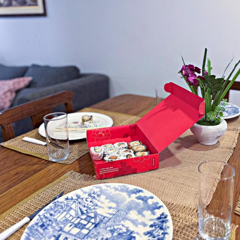 Casa estilo americano cerca del Shopping Mariscal con 2 garajes y WiFi - Two-Bedroom Townhouse - 6