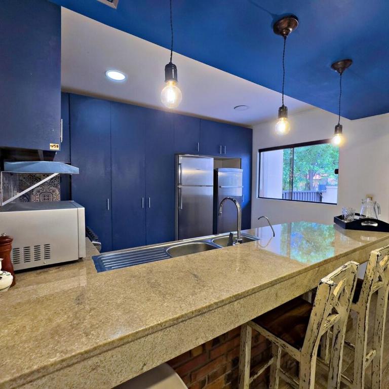Casa estilo americano cerca del Shopping Mariscal con 2 garajes y WiFi - Two-Bedroom Townhouse - 5