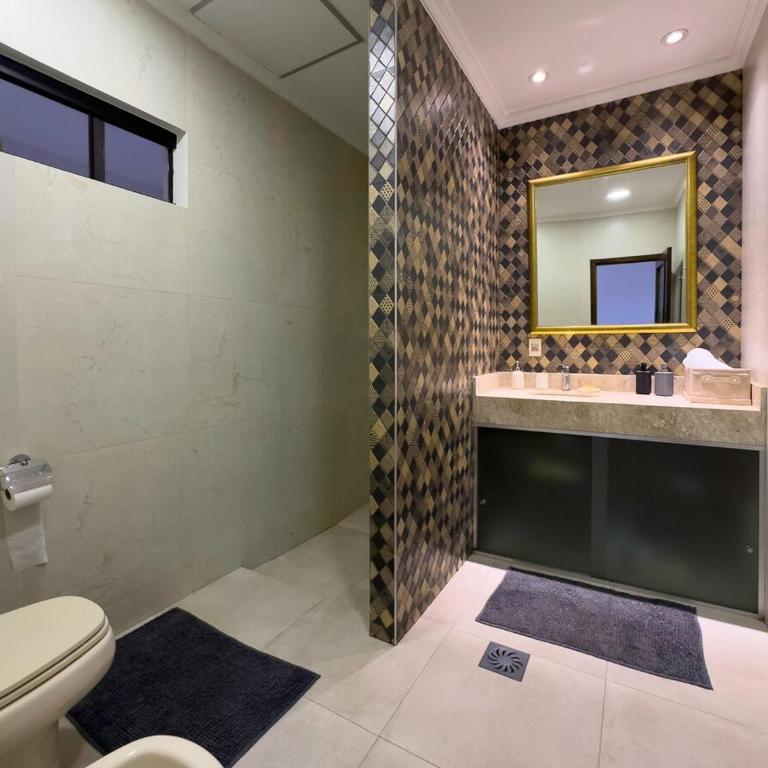 Casa estilo americano cerca del Shopping Mariscal con 2 garajes y WiFi - Two-Bedroom Townhouse - 16