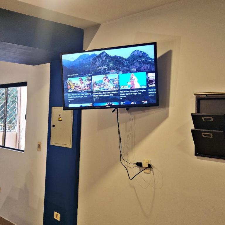 Casa estilo americano cerca del Shopping Mariscal con 2 garajes y WiFi - Two-Bedroom Townhouse - 44