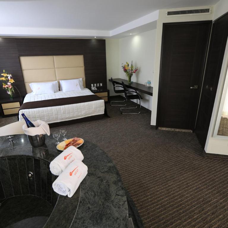 Hotel Astor - Habitación con cama extragrande y bañera de hidromasaje - 1