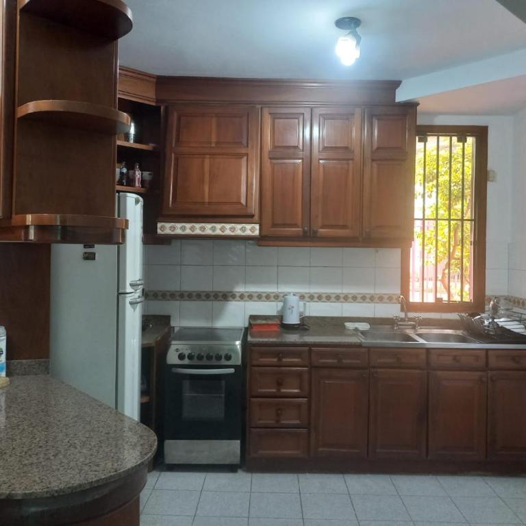 Casa con 2 habitaciones cerca del IPS central - Three-Bedroom House - 8