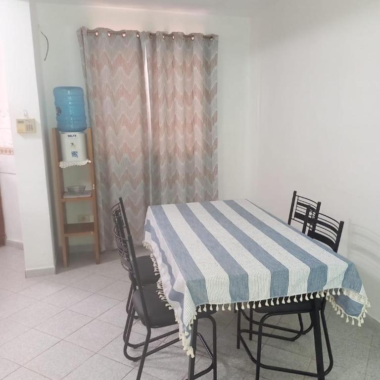 Casa con 2 habitaciones cerca del IPS central - Three-Bedroom House - 2