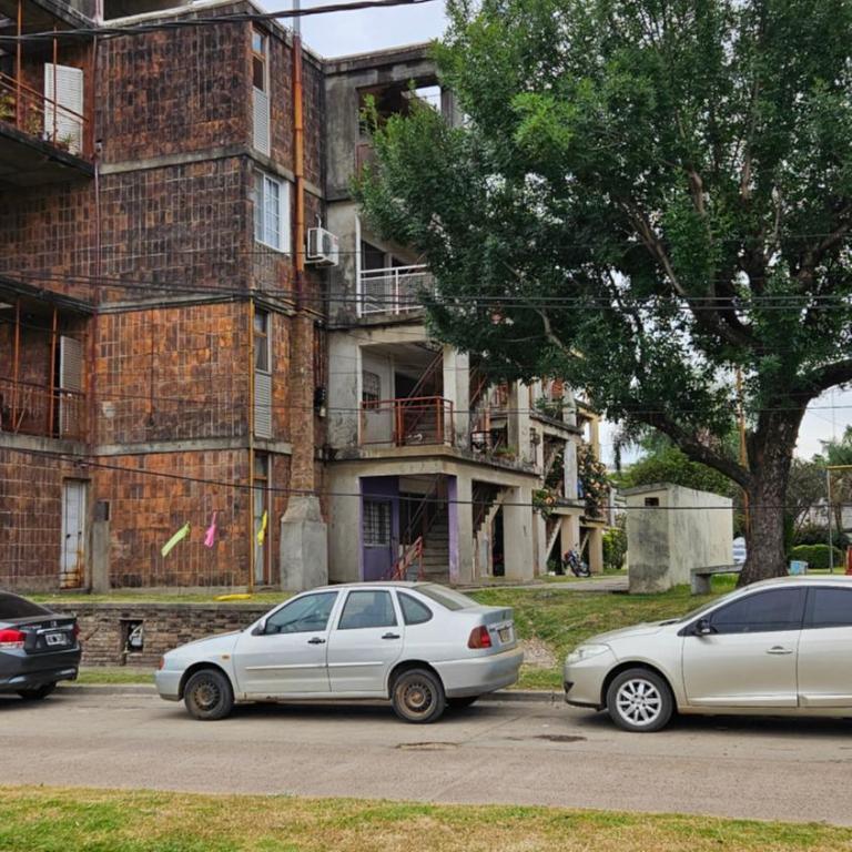 Departamento en tercer piso por escaleras - Apartamento de 2 dormitorios con balcón - 17