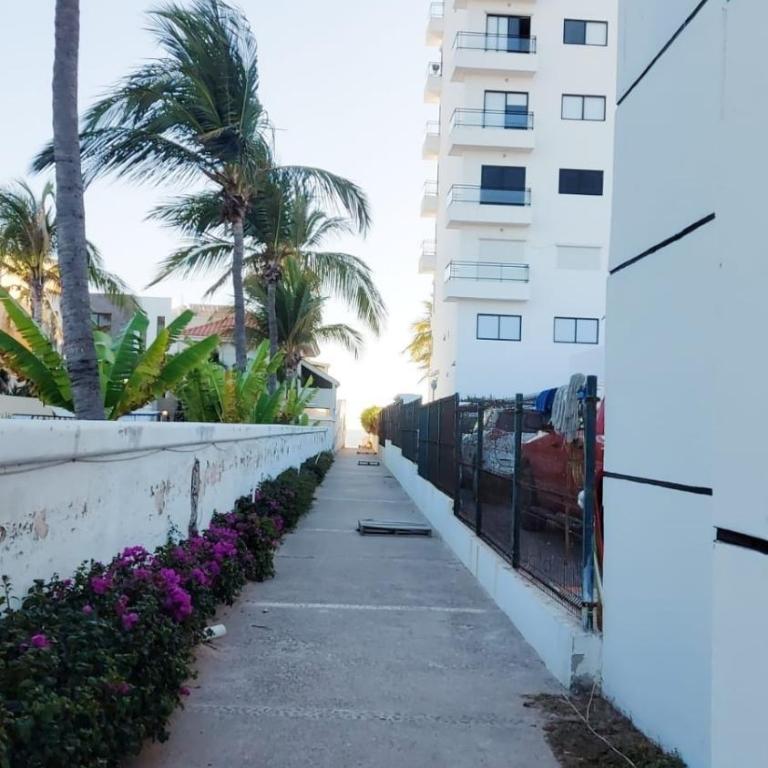 Beach house with private pool and new ac - Four-Bedroom House - 11