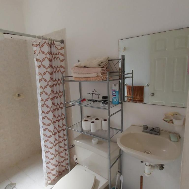 Beach house with private pool and new ac - Four-Bedroom House - 14