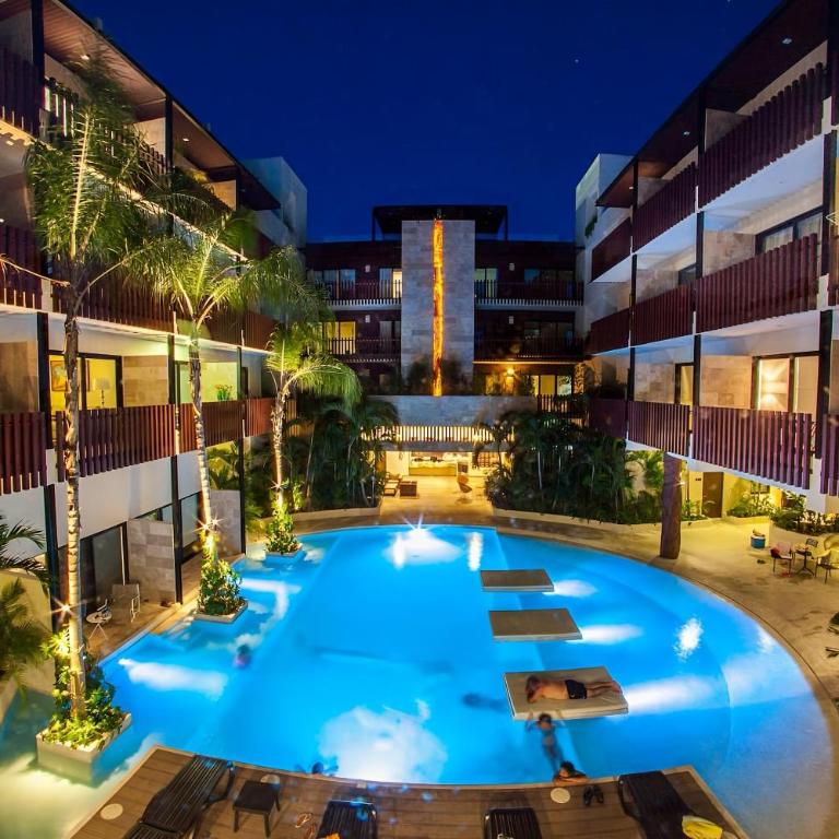 Tropical 3BR Pool near 5th Avenue & Beach - Three-Bedroom Deluxe Apartment - 13