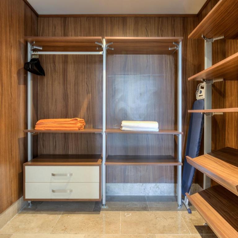 Luxury 2-Bedroom Apartment with Beach Club Access - Two-Bedroom Apartment - 25