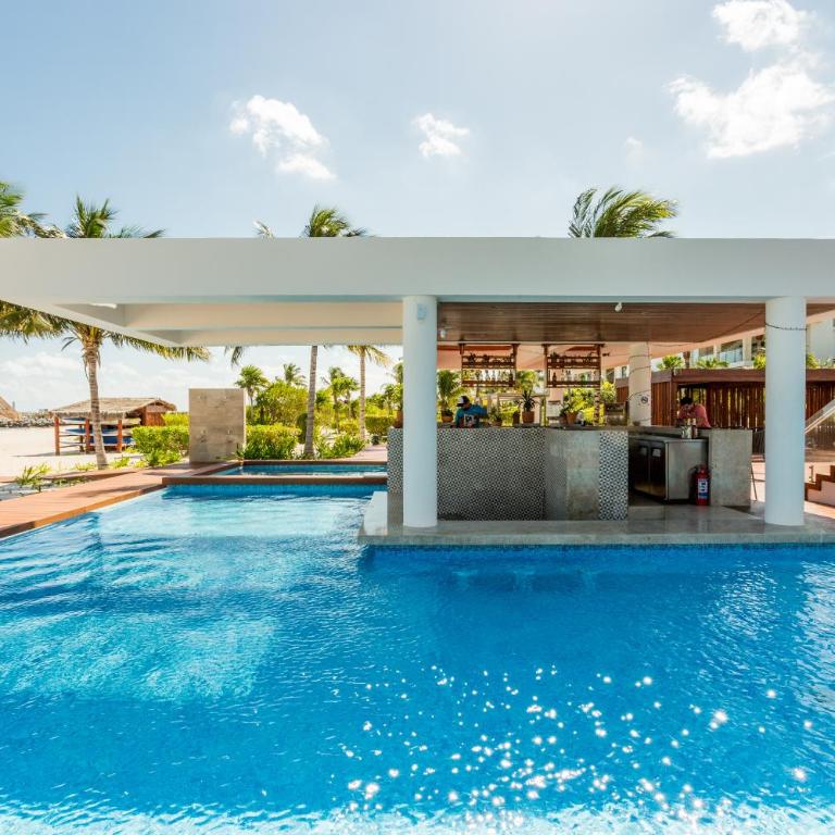 Luxury 2-Bedroom Apartment with Beach Club Access - Two-Bedroom Apartment - 38