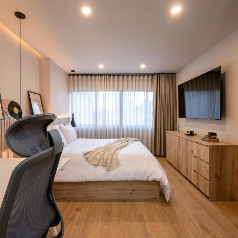 StrataSix Hotel - Two-Bedroom Superior Apartment - 6