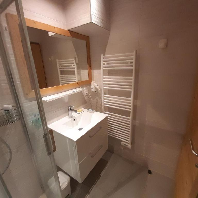 Studio cabine au centre, balcon sud, parking, proche pistes et commerces - FR-1-459-89 - Estudio - 8