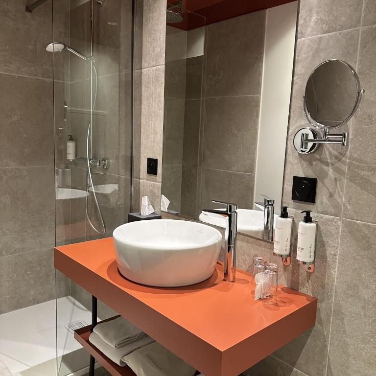 Logis Hotel Darcy Dijon Centre - Chambre Deluxe - 8