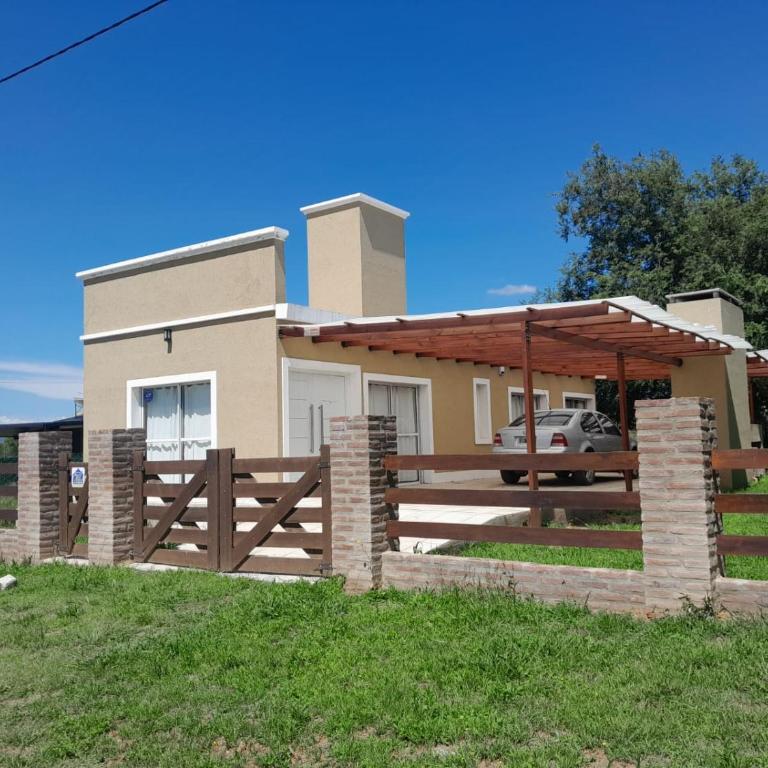 HOGAR con PILETA - Casa de 2 dormitorios - 1