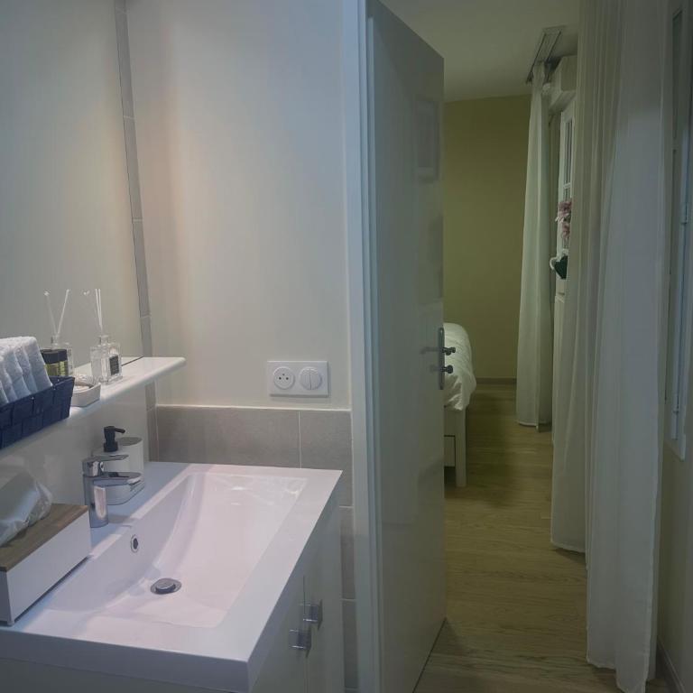Family's house - Villa proche de la vallée village et Disneyland paris ,2 parkings, air condition - Maison de Vacances 4 Chambres - 25