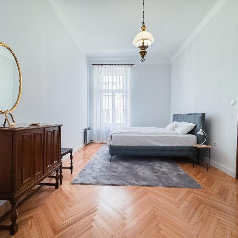 Unique & Spacious 3BR Historic Flat in City Centre - Three-Bedroom Apartment - 3