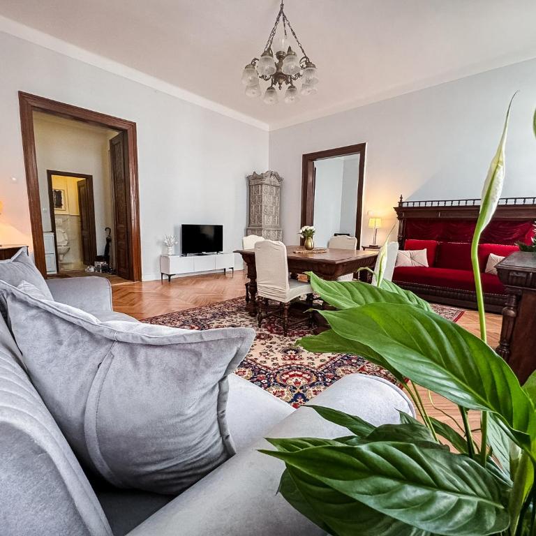 Unique & Spacious 3BR Historic Flat in City Centre - Three-Bedroom Apartment - 4