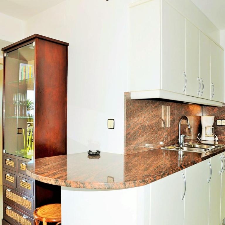 Beachfront Apartment in Estartit with Garden - Three-Bedroom Apartment - 3