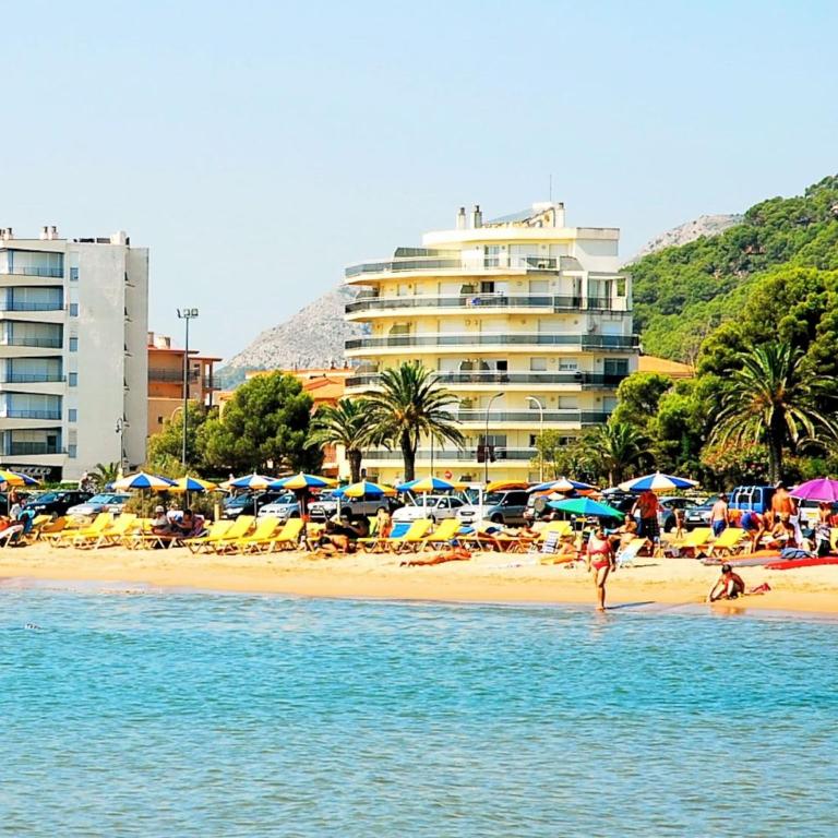 Beachfront Apartment in Estartit with Garden - Three-Bedroom Apartment - 18