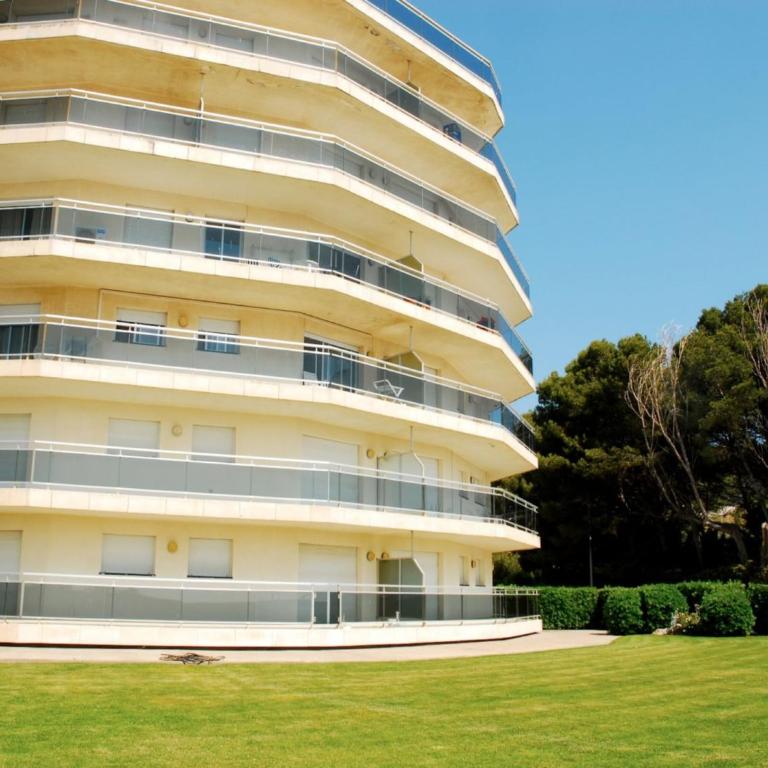 Beachfront Apartment in Estartit with Garden - Three-Bedroom Apartment - 8