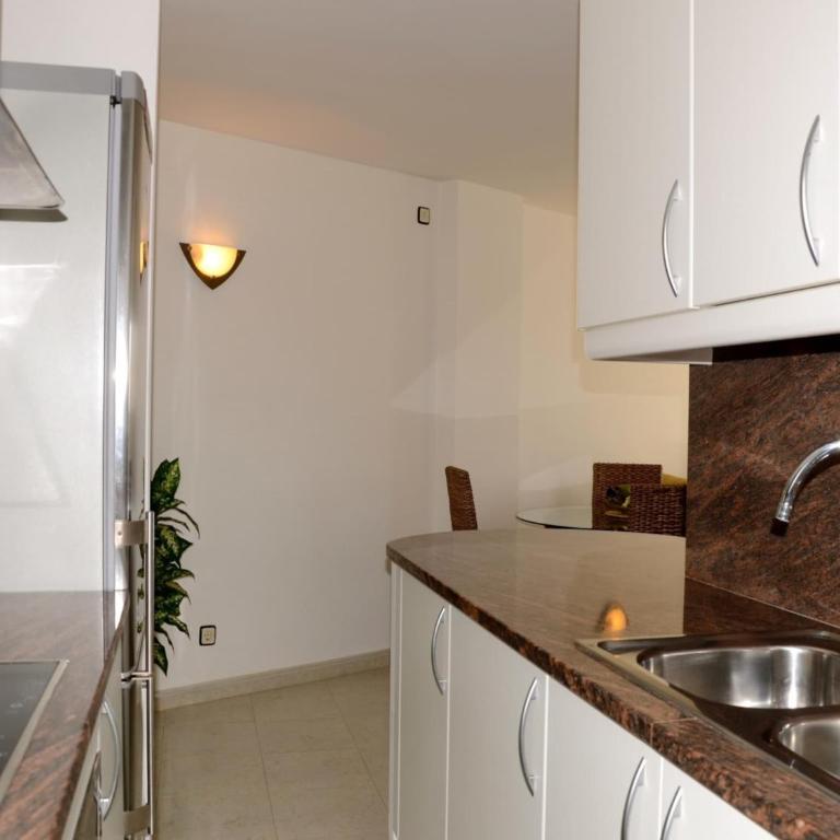 Beachfront Apartment in Estartit with Garden - Three-Bedroom Apartment - 13