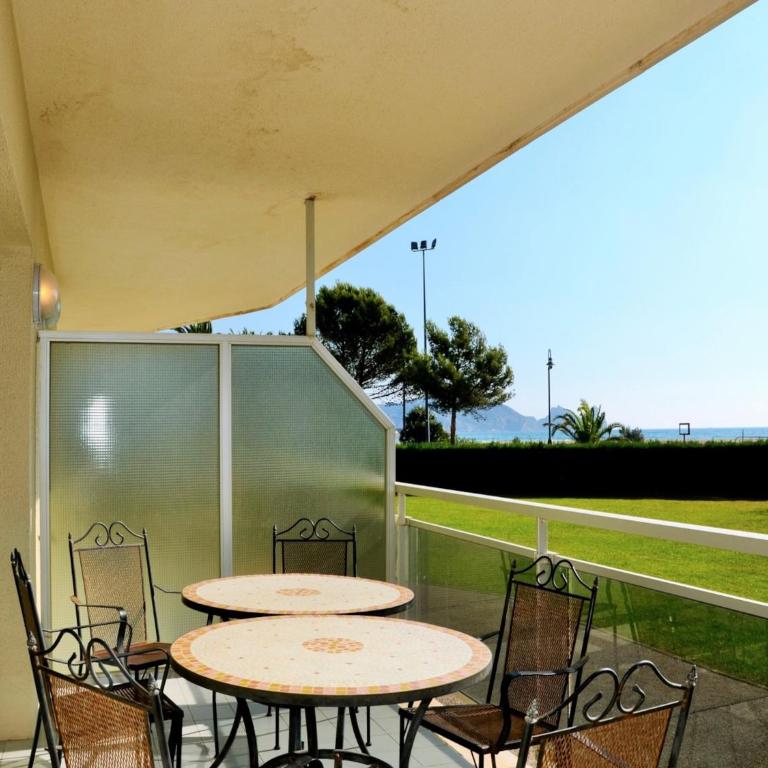 Beachfront Apartment in Estartit with Garden - Three-Bedroom Apartment - 19
