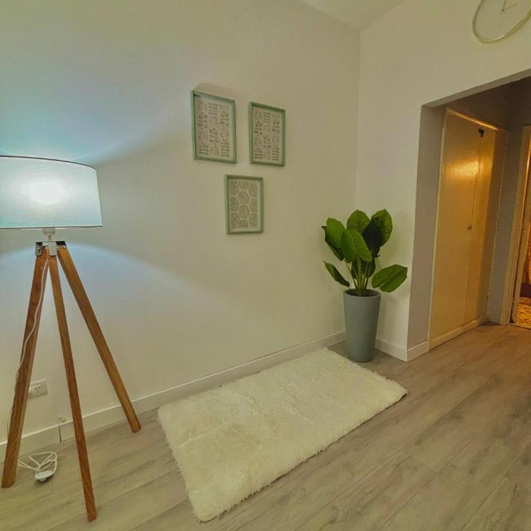 Departamento de dos ambientes sobre avenida Colón - One-Bedroom Apartment - 1
