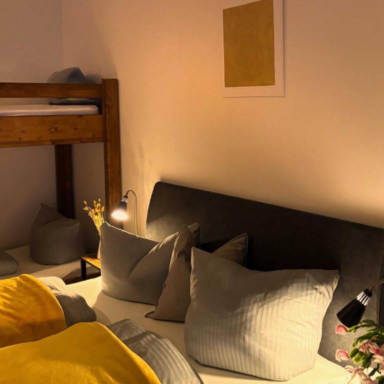 Pension Almhof Baumgarten - Familienzimmer mit eigenem Bad - 1