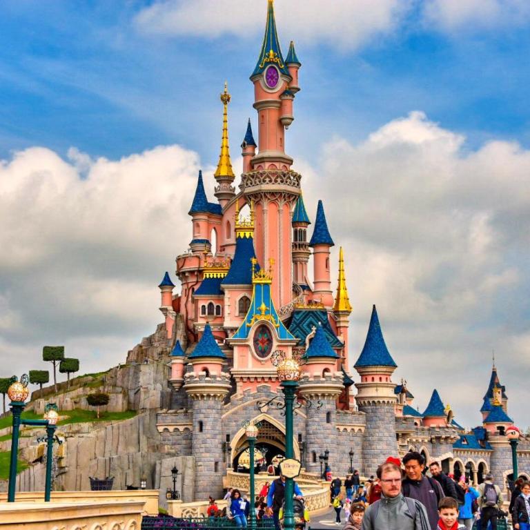 Family's house - Villa proche de la vallée village et Disneyland paris ,2 parkings, air condition - Maison de Vacances 4 Chambres - 47