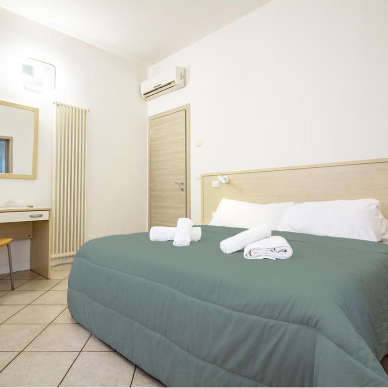 Athena Rooms - Parcheggio privato - Camera Matrimoniale con Bagno Privato - 13