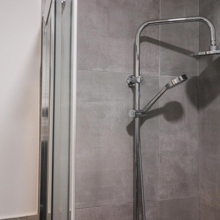 Modern Deluxe 2 Suites Apartment - 15min Colosseum & Metro 5min - AC, Wifi - Two-Bedroom Apartment - 28