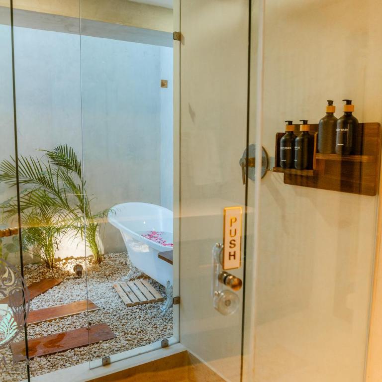 New 1BR with Jacuzzi & Free Access to DOS CEIBAS Beach Club - One-Bedroom Apartment with Spa Bath - 40