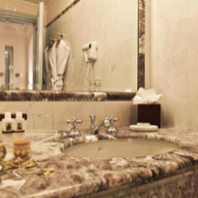 Villa Olmi Firenze - Junior Suite con Giardino Privato (3 Adulti) - 13